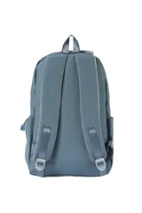 Mochila de color negro con un bolsillo frontal en contraste de color beige. Cuenta con un compartimento principal con cierre de cremallera, bolsillos laterales abiertos y un asa de mano superior.