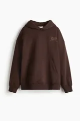 Canguro deportivo oversized confeccionado en tejido funcional DryMove con tecnología de absorción de sudor. Presenta hombros caídos, capucha cruzada de doble capa, bolsillo tipo canguro frontal, puños y bajo en punto acanalado, con diseño estampado en el pecho.