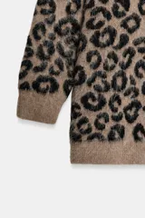 Chaqueta de punto con diseño jacquard de animal print, escote en pico, manga larga y cierre frontal con botones. Presenta un tejido con efecto cepillado y acabados en rib.