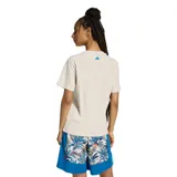 Remera de cuello redondo y manga corta en color blanco crema. Presenta un estampado gráfico central con la colaboración entre Adidas y Farm Rio, incluyendo el número 3, tucanes y motivos tropicales en colores vibrantes.