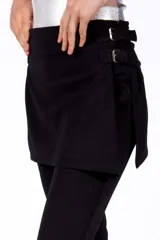 Pantalón negro de corte recto con falda corta superpuesta con cierre de hebillas.