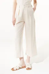 Pantalón de lino color beige, de corte amplio y cintura alta.