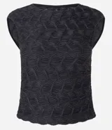 Blusa sin mangas de color negro, confeccionada en tejido texturizado con cuello redondo y abertura en la espalda.