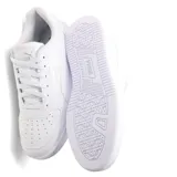 Championes Puma Caven 2.0 de estilo urbano, color blanco total. Presentan un diseño clásico con perforaciones en la puntera, cordones al tono y el logo de la marca en el lateral.