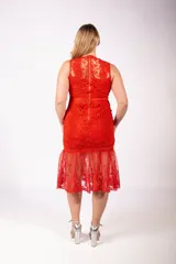Vestido midi de encaje color lacre, con cuello alto, sin mangas y falda con terminación en volado transparente.