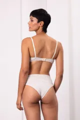 Culotte de tiro alto confeccionado en algodón suave, con faja ancha en la cintura que brinda un calce delicado y cómodo sin marcar.