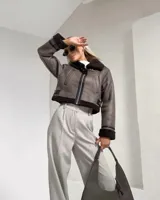 Campera marrón de cuero sintético con interior de piel sintética color marrón.