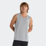 Musculosa deportiva New Balance modelo Sport Essential, color gris, de diseño sin mangas, cuello redondo y calce cómodo para entrenamiento. Presenta el logo de la marca estampado en blanco en el lado izquierdo del pecho.