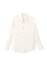 Camisa de poliéster color marfil, con cuello clásico, cierre frontal con botones y mangas largas con puños abotonados.