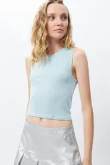 Top lila de morley, sin mangas y cuello redondo.