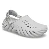 Zuecos Crocs Echo Clog en color verde militar, con diseño completamente moldeado, aberturas para ventilación y correa trasera ajustable de tela.