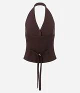 Chaleco de sastrería color marrón, con diseño de frente única y cuello halter. Presenta pinzas laterales que definen la silueta, bolsillos decorativos y ruedo levemente redondeado. En la espalda, cuenta con una cinta ajustable con ojal metálico y tiras largas.