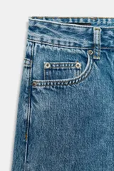 Jeans balloon leg de tiro medio y longitud al tobillo, con efecto lavado, cintura con trabillas, cinco bolsillos y cierre frontal con cremallera y botón.