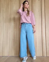 Pantalón de jean azul de corte palazzo.