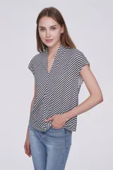 Blusa de poliéster con estampado a rayas horizontales blancas y negras, corte holgado y escote en V.