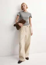 Remera gris de manga corta, cuello redondo y corte ajustado al cuerpo.