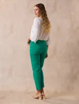 Pantalón verde esmeralda de gabardina elastizada, marca Zac & Rachel, de corte recto con pretina ancha pespunteada y largo al tobillo. Presenta bolsillos simulados.