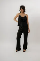 Pantalón de lino de corte oxford con detalles de tajo en los costados y diseño de tiro medio.