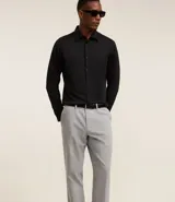 Pantalón de vestir gris claro, corte slim, con trabillas para cinturón, cierre tradicional, bolsillos laterales y traseros.