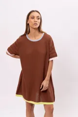 Vestido corto marrón de tejido de punto con cuello redondo y mangas cortas. Presenta ribetes en color celeste en el cuello, rosa en las mangas y amarillo en el ruedo.