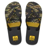 Ojotas Reef Seaside con base estampada con diseño de camuflaje en tonos verde y marrón, tiras negras con logo Reef en amarillo y suela con doble línea amarilla.
