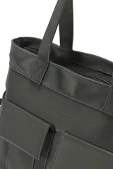 Cartera tipo shopper de poliuretano color beige, con dos bolsillos frontales con solapa, tirantes largos para el hombro y cordones ajustables en los laterales.