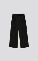 Pantalón técnico negro de silueta oversize, con cintura elástica, bolsillos cargo laterales y un cinturón de cinta con hebilla de plástico.