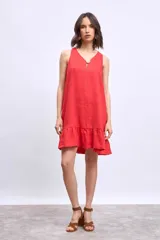 Vestido corto color rojo, sin mangas, con escote en V y detalle de frunce en el ruedo.