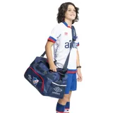 Bolso deportivo azul con detalles en blanco y rojo, con el escudo del Club Nacional de Football y el logo de Umbro. Incluye correa ajustable para el hombro y doble asa de mano.