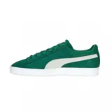 Championes Puma Suede Classic color mostaza con franja lateral blanca y suela blanca.