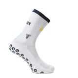 Medias deportivas de caña media, color blanco con detalles en celeste, amarillo y azul marino. Presentan diseño con la inscripción Uruguay y logo de la marca, con suela antideslizante y tejido técnico transpirable.
