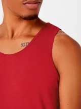 Musculosa de corte slim, color rojo, con cuello redondo y sisas amplias.