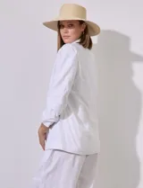 Blazer color beige de lino con cuello con solapa, bolsillos sastre y mangas fruncidas. Forro interno a tono.