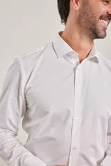 Camisa de vestir blanca de algodón con cuello italiano y mangas largas.