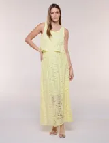 Vestido largo amarillo de encaje calado, sin mangas y con escote redondo, diseñado con superposición de capa corta en el busto y forro interno.