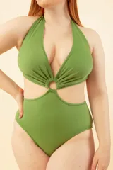 Trikini verde con aro en el centro. Breteles anudables en cuello y espalda. Confeccionada con tela que contiene fibra LYCRA® XTRA LIFE™