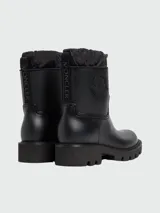 Botas de lluvia Moncler modelo Kickstream de color negro, confeccionadas en goma con suela track gruesa. Presentan caña media con detalle superior de nylon acolchado con cordón ajustable y tope metálico, además del logo en relieve en el lateral.