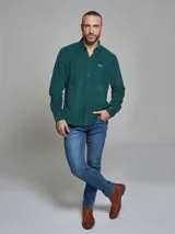 Camisa de manga larga confeccionada en pana, con cuello clásico, cierre frontal con botones y bolsillo en el pecho.
