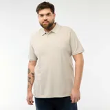 Remera tipo polo de manga corta en color beige, con cuello clásico y detalles de ribete en contraste en el borde del cuello y las mangas. Presenta cierre frontal con tres botones y un pequeño logo bordado en el pecho.