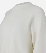 Suéter de tricot color blanco, con cuello redondo, mangas largas y terminaciones acanaladas en puños y ruedo.