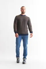 Sweater marrón de punto melange con cuello redondo y mangas largas.