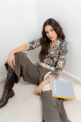 Pantalón de corte wide leg color marrón, con tiro medio, costuras a contratono y cierre frontal con botón metálico.