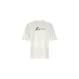 Remera Jacquemus de cuello redondo y manga corta, color blanco, con el logo bordado en negro en el pecho.