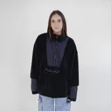 Canguro negro de polar con cierre de media cremallera, cuello alto, mangas largas con puños elásticos y bolsillo tipo canguro con logo de la marca bordado.