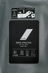 Pantalón deportivo técnico de esquí con tres capas y membrana impermeable. Presenta cintura ajustable, bolsillos frontales con cremalleras termoselladas, aberturas de ventilación laterales, bajos ajustables con refuerzos, polainas interiores y sistema de rescate RECCO integrado.