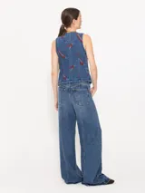 Pantalón de jean azul de corte wide leg y tiro medio.