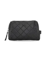 Neceser color beige con diseño acolchado en forma de rombos, cierre de nylon, manija de mano en cinta textil y logo metálico de la marca.