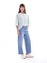 Jean wide leg de tiro alto color celeste, con bolsillos delanteros y traseros, y cierre frontal con botón y cremallera.