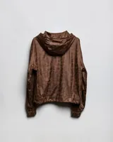 Campera cropped tipo bomber color marrón con acabado vintage, capucha con cordón ajustable, cierre frontal y puños y ruedo elásticos.