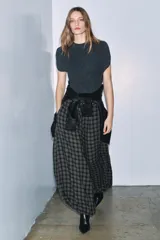 Chaleco de lana 100% color gris oscuro, con cuello redondo, manga sisa amplia y acabados en rib.